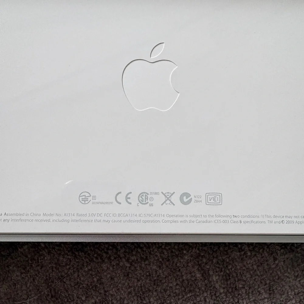 Wireless White Keyboard Apple magic wireless keyboard , like new